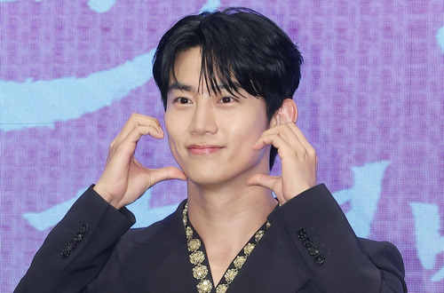 Дуучин, жүжигчин Ok Taec-yeon хуримаа хийлээ